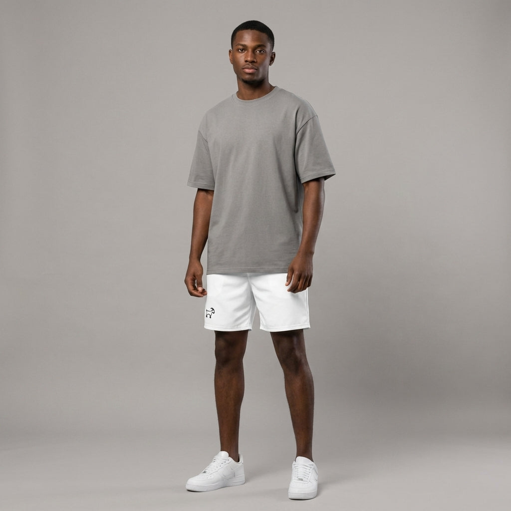 Short de sport (blanc) – Short de course extensible recyclé, protection solaire UPF 50+, poches en filet anti-humidité | Legendary Branding®