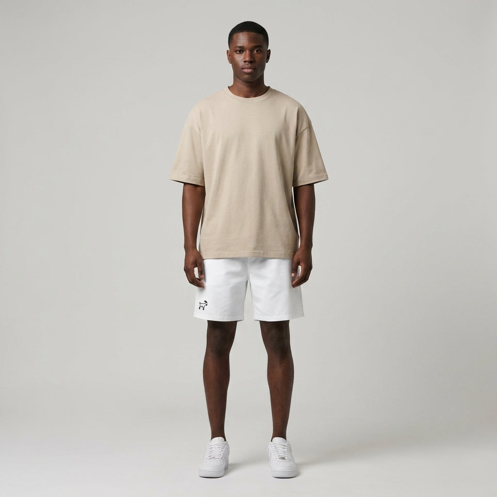 Short de sport (blanc) – Short de course extensible recyclé, protection solaire UPF 50+, poches en filet anti-humidité | Legendary Branding®